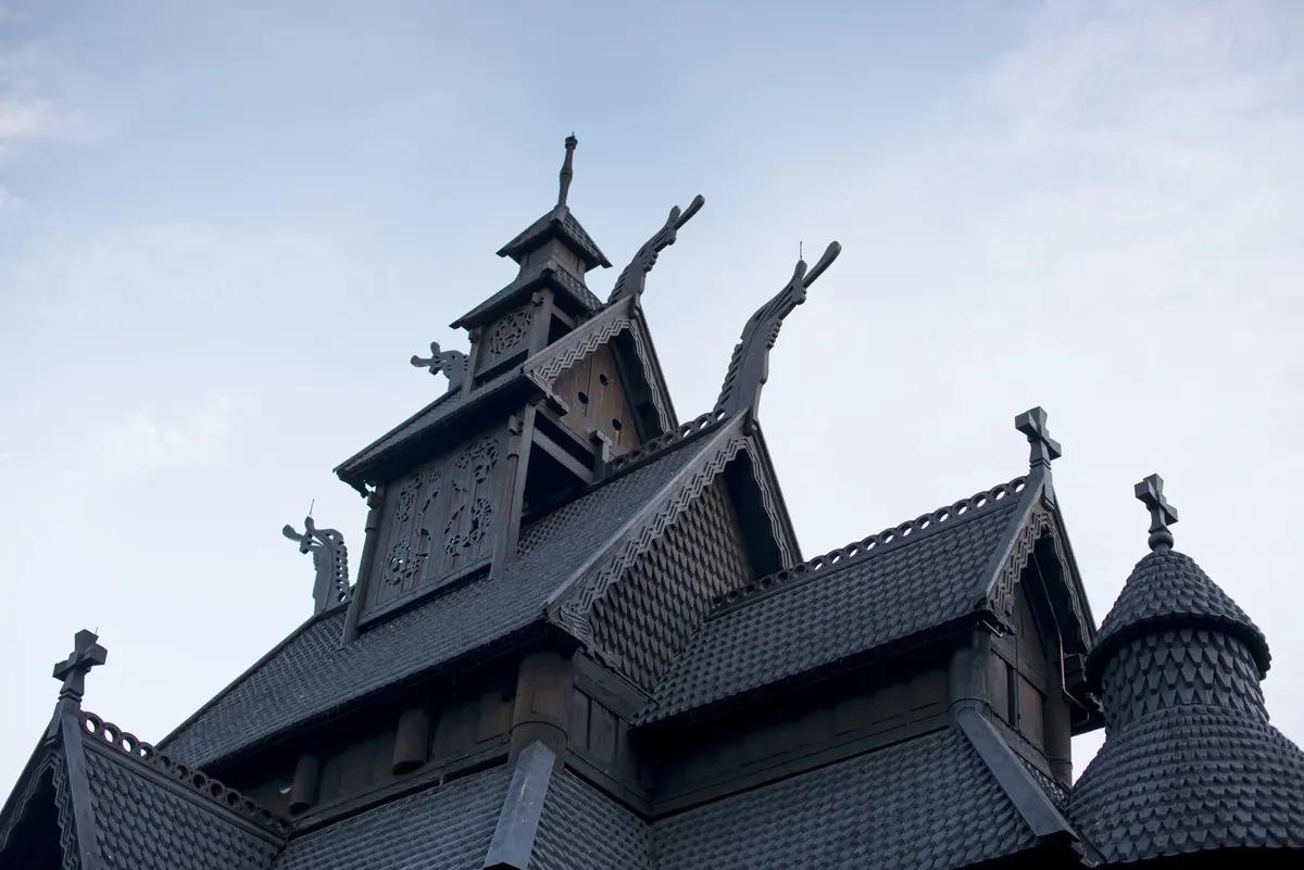 Tak og dragehoder på stavkirken fra gol (Foto/Photo)