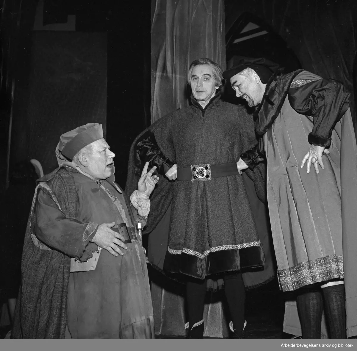 OSLO NYE TEATER. Henrik IV, av William Shakespeare..Premiere: 01.04.1965..Claes Gill som sir Falstaff. (til venstre)