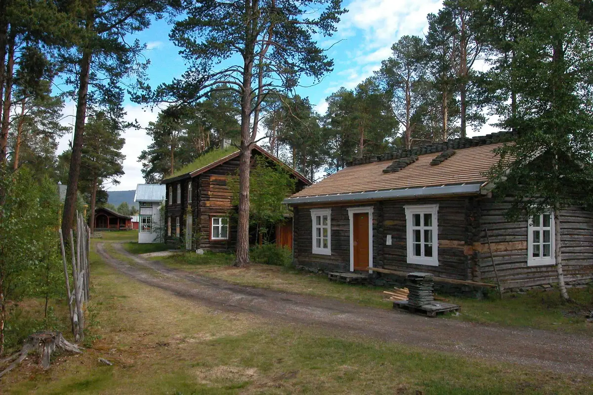 Viser pelsdyrhuset nærmest, så okkupasjonsstua og Aumahuset