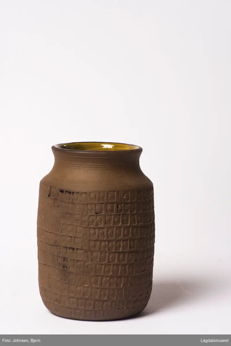 Vase i uglasert keramikk. Innsiden av toppen er glasert med grønn begitning.