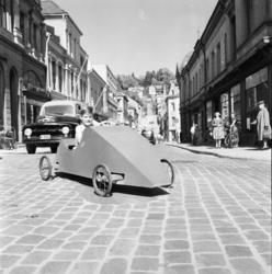 Vardens arkiv. "Første Ola-bil i Skiens gater"  31.05.1954