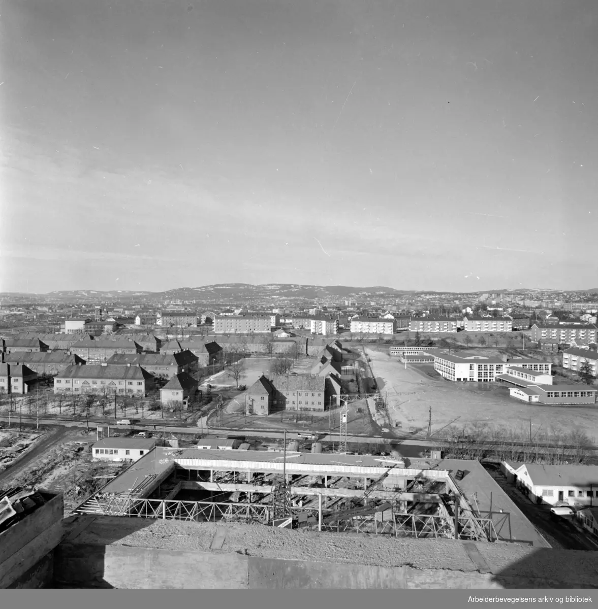 Hovin:.Nytt perspektiv fra toppen av det nye Narvesenbygget.Februar 1965