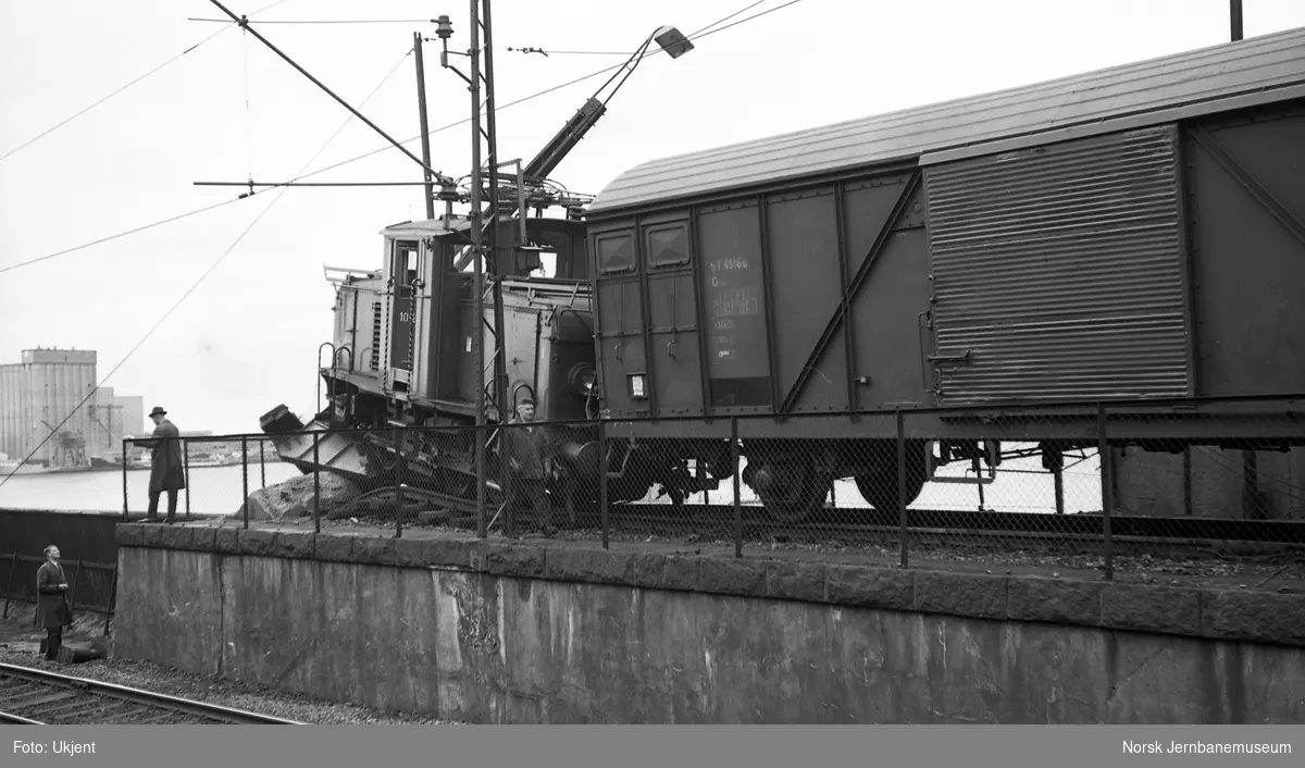 Avsporet skiftelokomotiv El 10 nr. 2517 på Loenga