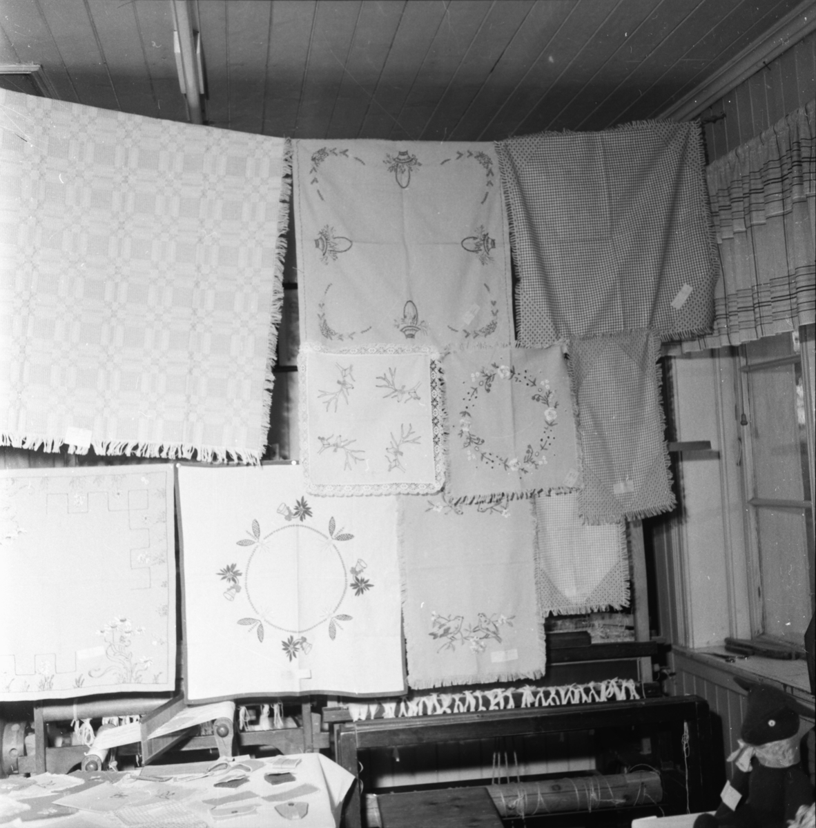 Vardens arkiv. "Skien arbeidsskoles elevarb.-utstilling"  19.05.1954