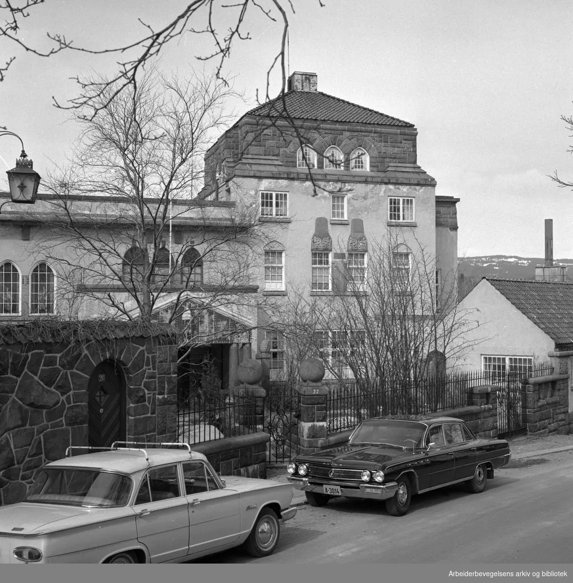 Kristinelundveien 22 på Frogner i Oslo. Villa for skipsreder Mauritz Bryde. Oppført 1916. .Brukt av SS og Gestapo - Polizeigericht Nord under annen verdenskrig..Foto 1965 - 1970.