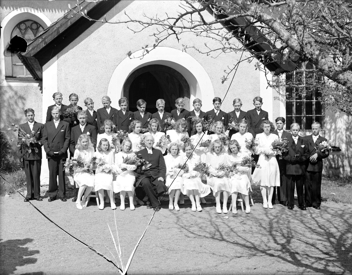 Konfirmander utanför Almunge kyrka, Uppland 1945