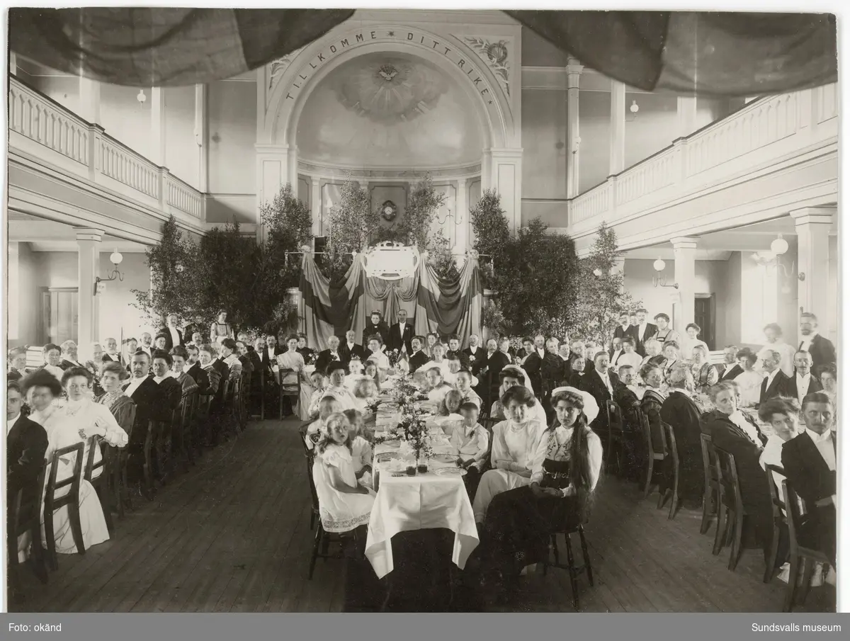 Interiör från Elimkyrkan med dukade bord. Festen ägde rum den 29 juli 1908.