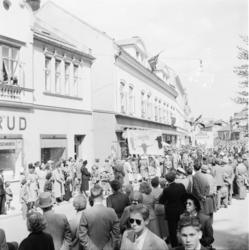 Vardens arkiv. "17 mai feiring"  17.05.1954