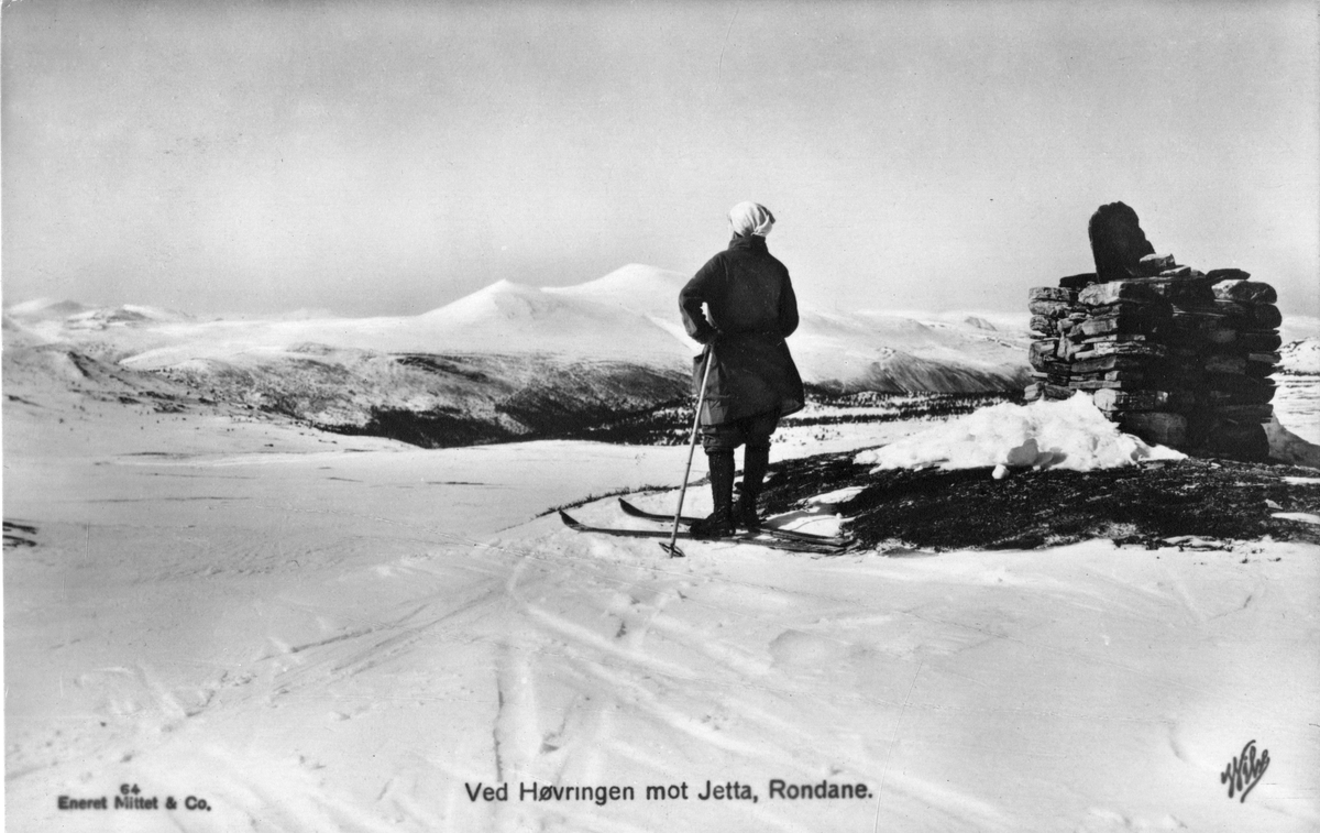 Postkort. Skiløper i vinterlandskap på fjellet ved Høvringen.