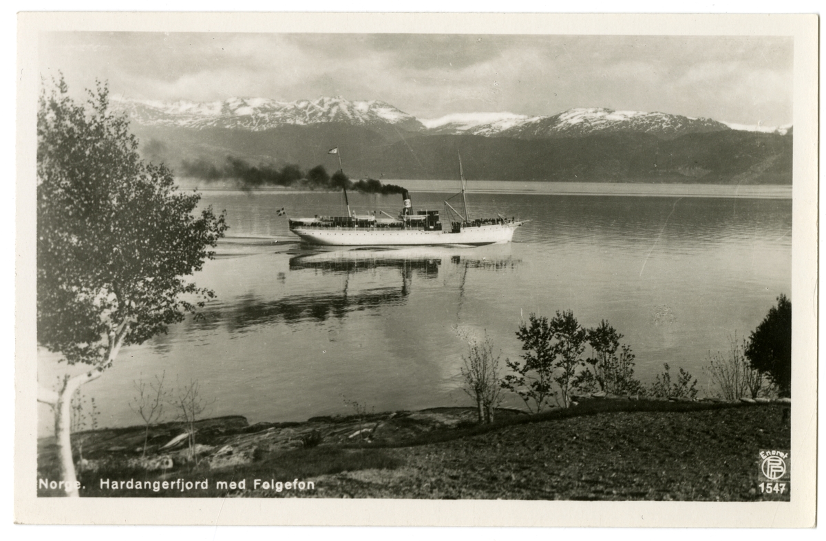 Postkort. Skip i Hardangerfjorden med Folgefonna i bakgrunnen.