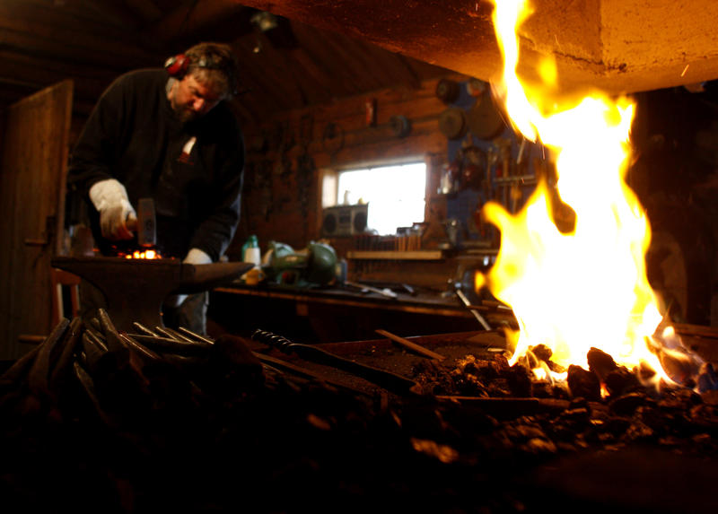 All iron fittings and hooks are hand-forged at the boatyard. (Foto/Photo)