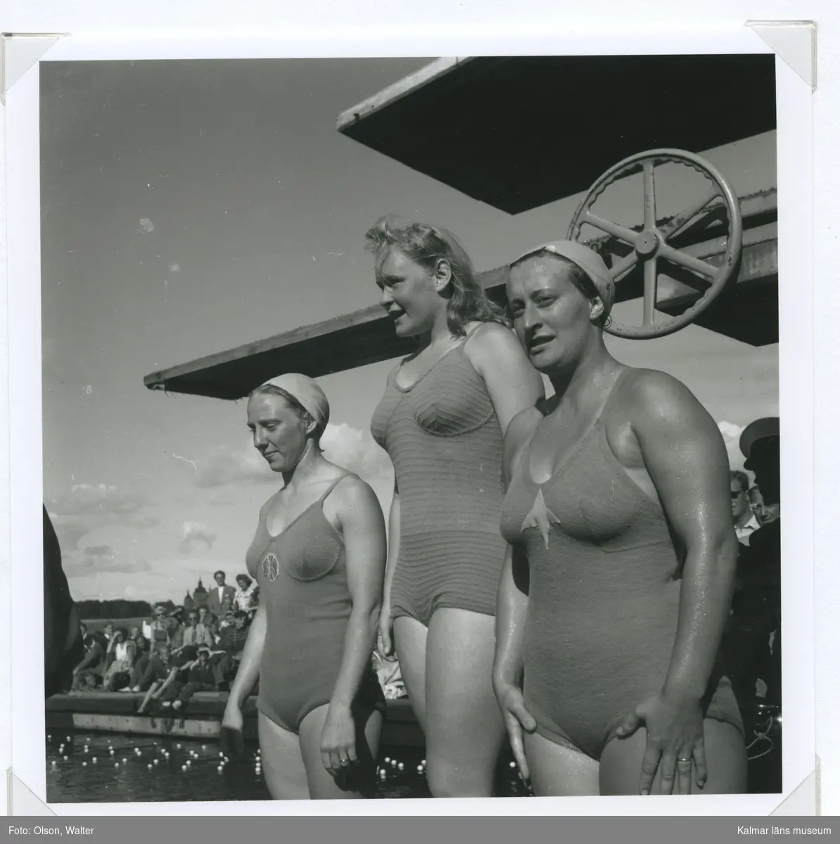 Från SM i simning vid Långviksbadet i Kalmar. Vinnarna i damernas svikthopp: från vänster . Eva Petersen, Mildred Netzel och Britt Walther.