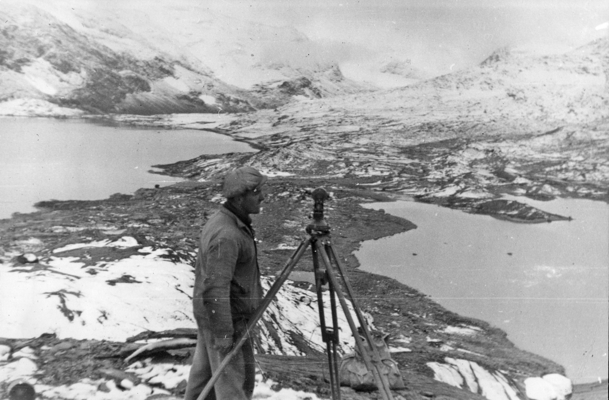 Tærskald-tunnelen 1265 m - 7m² (september 1953 - februar 1955).Thorleif Hoffs album 1, side 17. Album fra Thorleif Hoff som dokumenterer anleggsvirksomheten i Glomfjord på 1950-tallet
