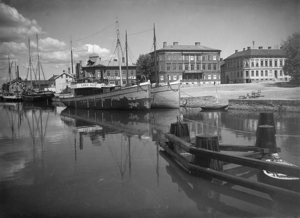 Hamnen i Vänersborg. fartygen Lars Olof och Ragnhild. Strandhotellet i bakgrunden.