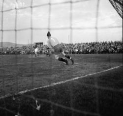 Vardens arkiv. "Fotballkamp. Pors - Fram  0-3"  12.05.1954