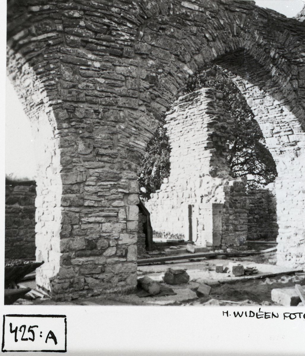 Delbild av klosterruinen.