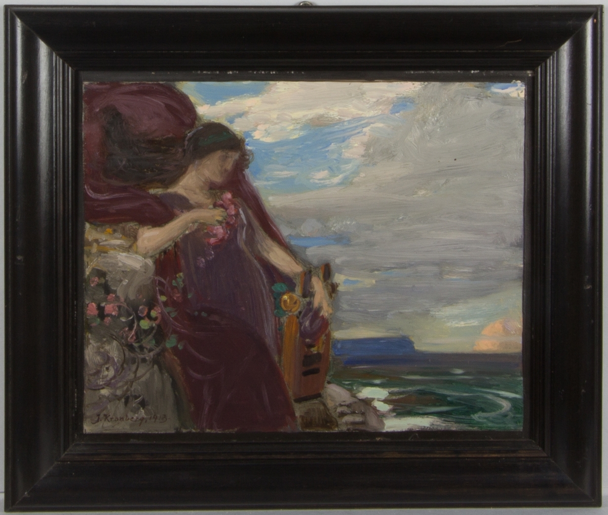 Ung kvinna stående stödd mot en klippa klädd i lila klädnad. I ena handen ett lyrformat instrument och i den andra rosa blommor. I bakgrunden hav och molnig himmel.