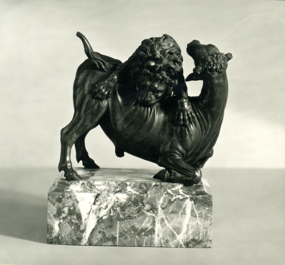 Lejon överfallande en tjur (efter modell av Giovanni Bologna)