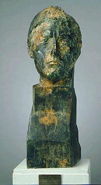 Denna skulptur påbörjades av Antoine Bourdelle år 1900. Han var då fortfarande anställd som assistent i Auguste Rodins ateljé i Paris. Skulpturen hade en lång tillkomstprocess och stod färdig först 1909. I den slutliga versionen lät konstnären de olika svårigheter han brottats med under arbetes gång förbli synliga – sprickor, skador och lagningar blev en viktig del av skulpturens uttryck. Detta råa och expressiva drag markerade också ett avståndstagande från det skulpturideal som förknippades med Rodin.