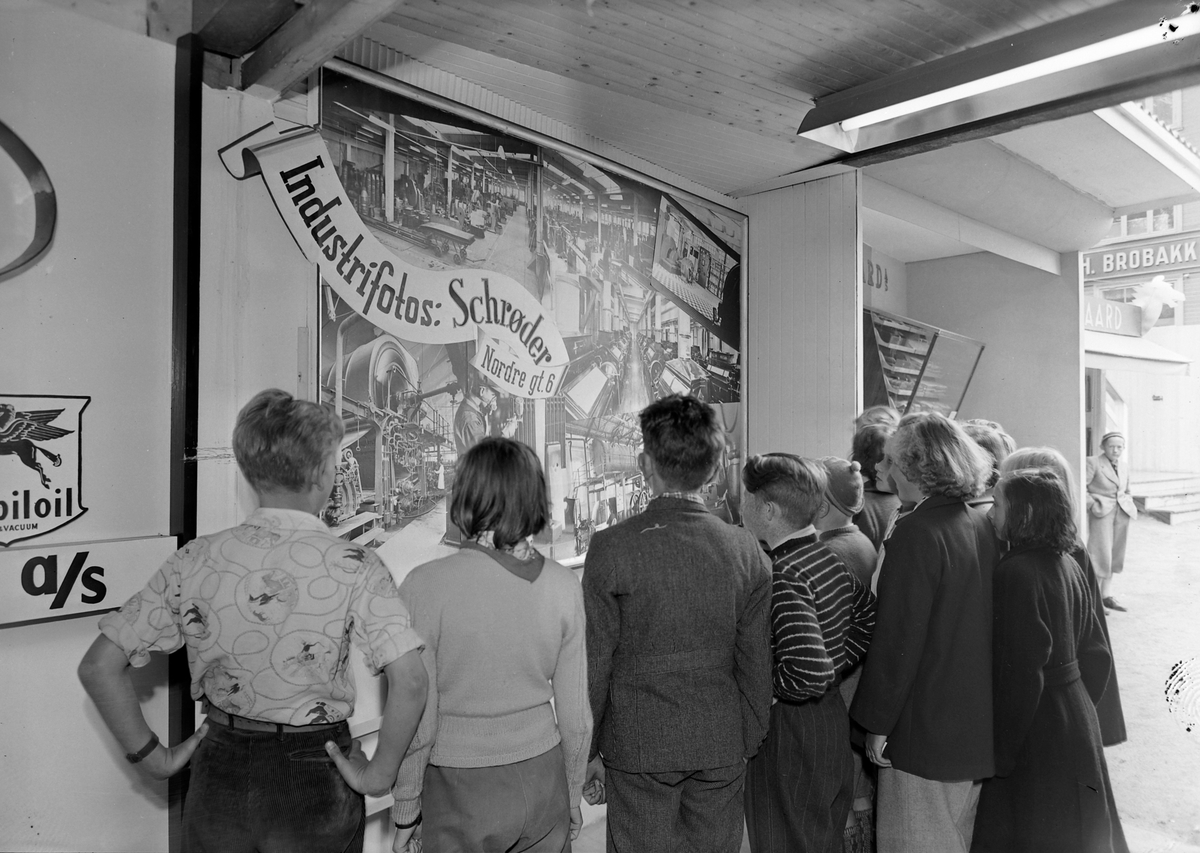 Trøndelag Industrimesse 1951, stand for fotograf Schrøder
