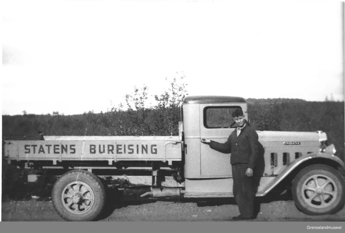 Bilen til Statens Bureisning. Sjåfør Albert Nikolaisen fra Brødstadbotn. 1939-tallet.