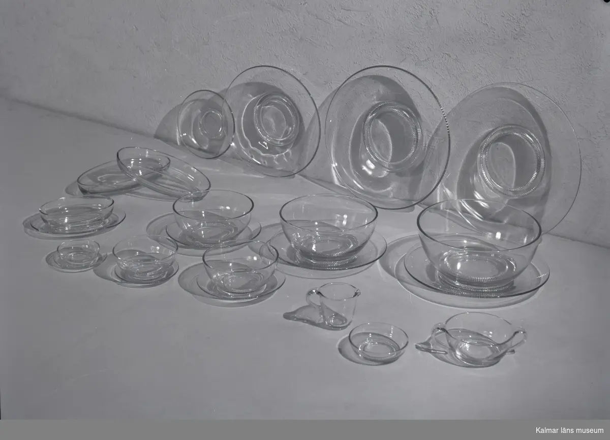 En handblåst glasservis tillverkad på Målerås glasbruk.