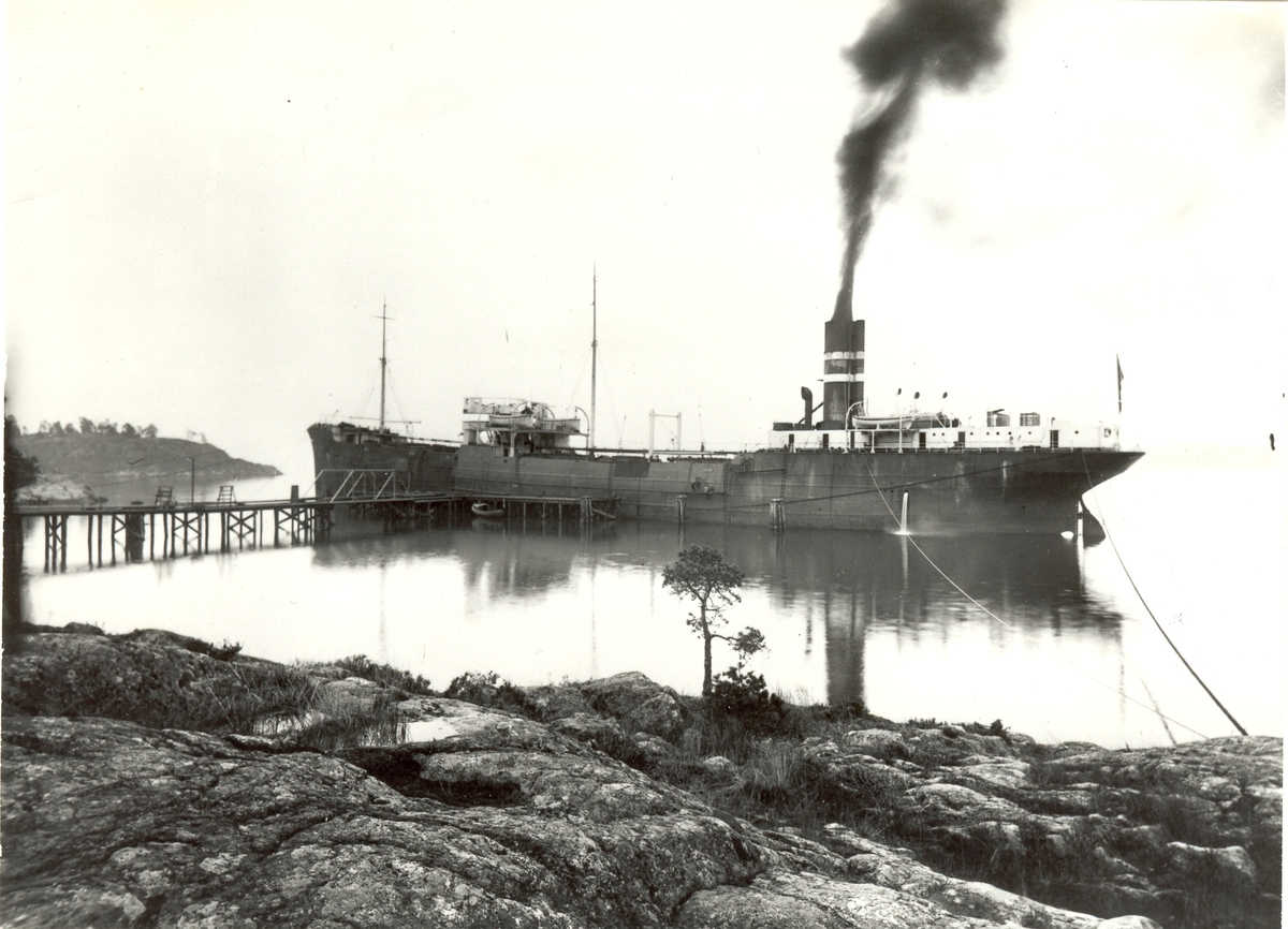 Den 31 Oktober 1928 anlände S/S British Earl till raffinaderiets kaj med den första råoljelast som någonsin levererats till Sverige.