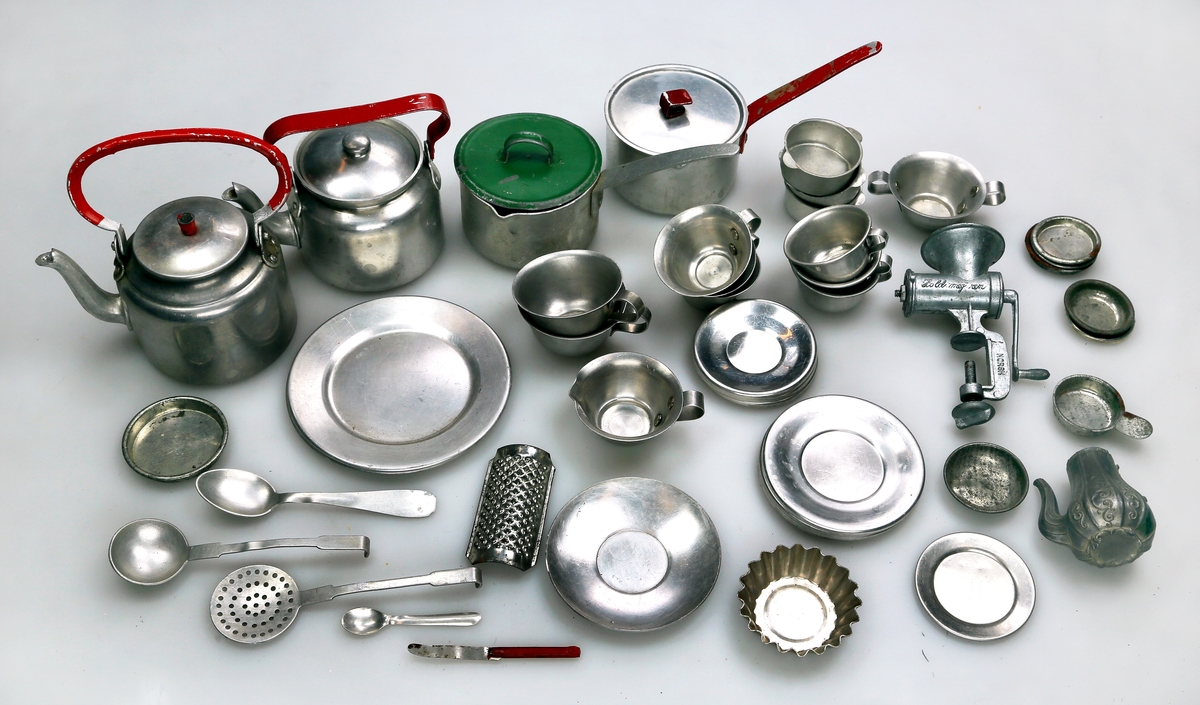 Sett av kopper, skåler, kjeler, kanne, kakeformer og ulike kjøkkenredskaper i metall
