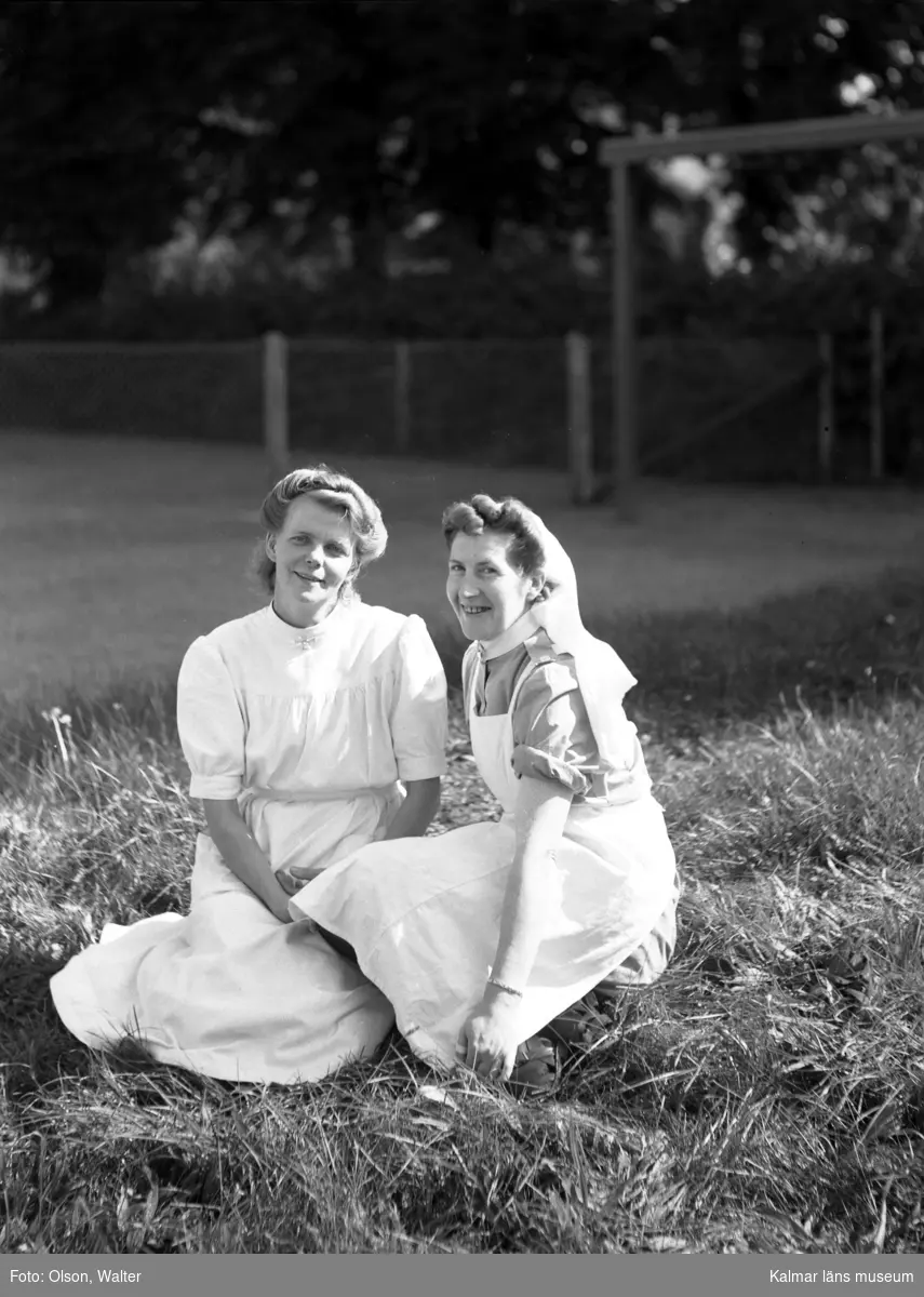 Två sjuksköterskor utanför Beredskapssjukhuset i Kalmar.