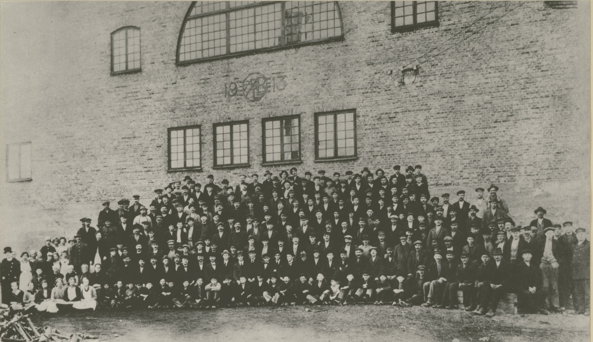 Gruppbild över hela personalen på Orrefors glasbruk, omkring 160 man, utanför nya hyttan, troligen 1915.