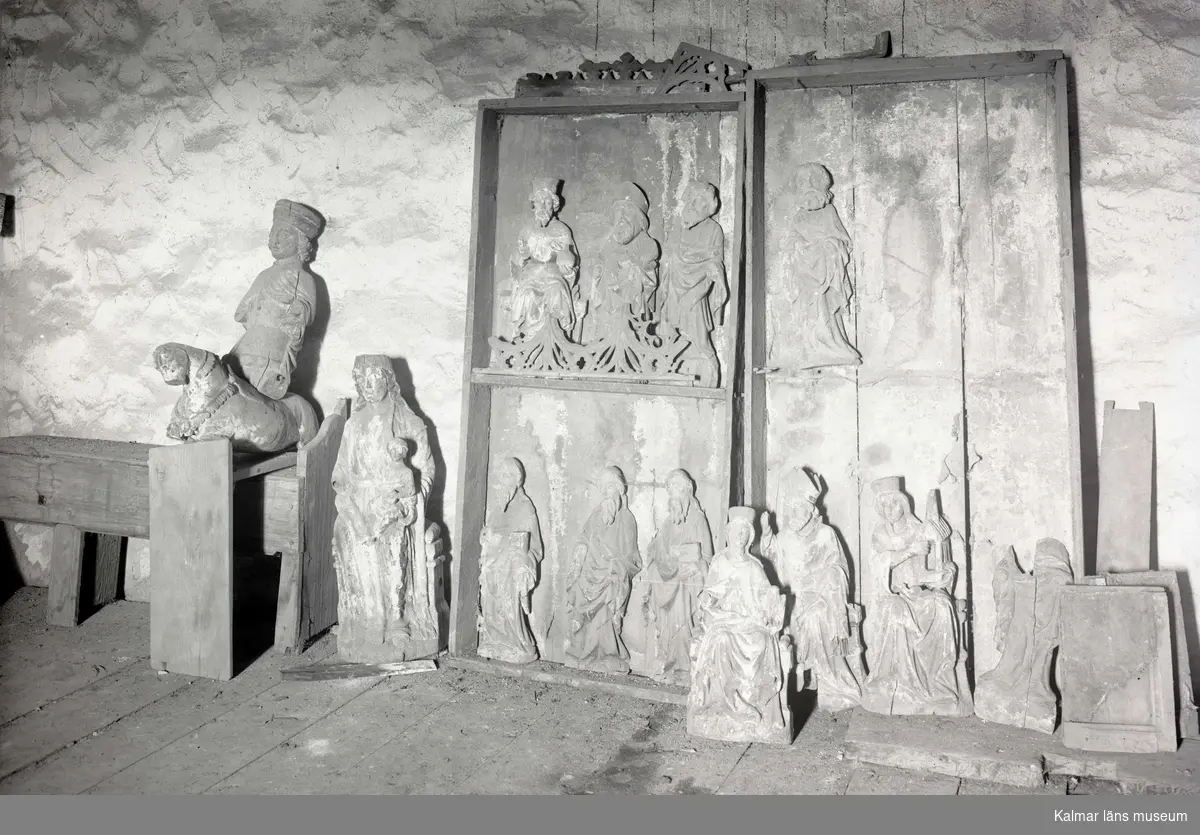 Altarskåp med figurer i Misterhults kyrka.