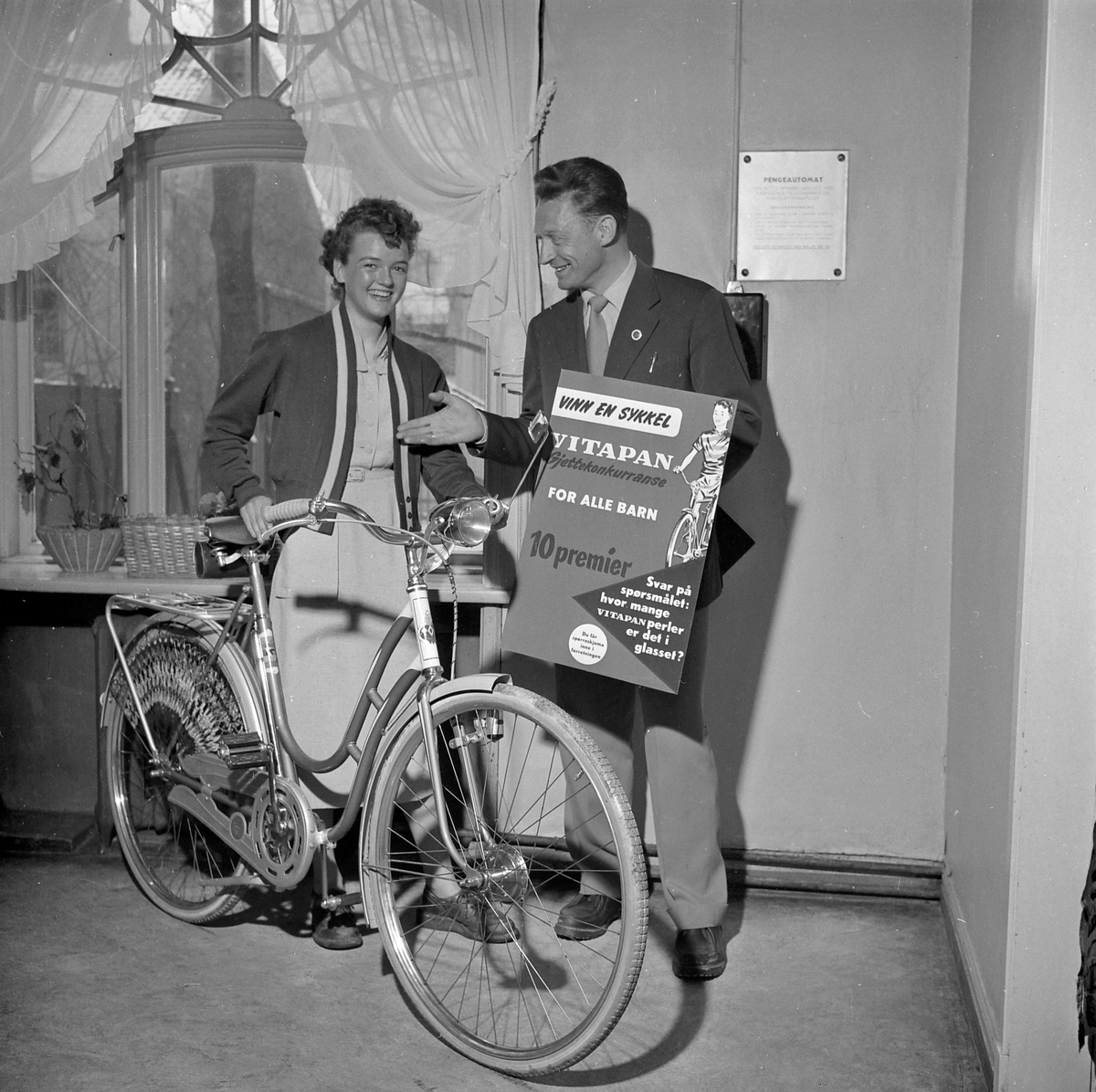 Hjalmar Andersen overrekker en sykkel på E. Erichsen konditori