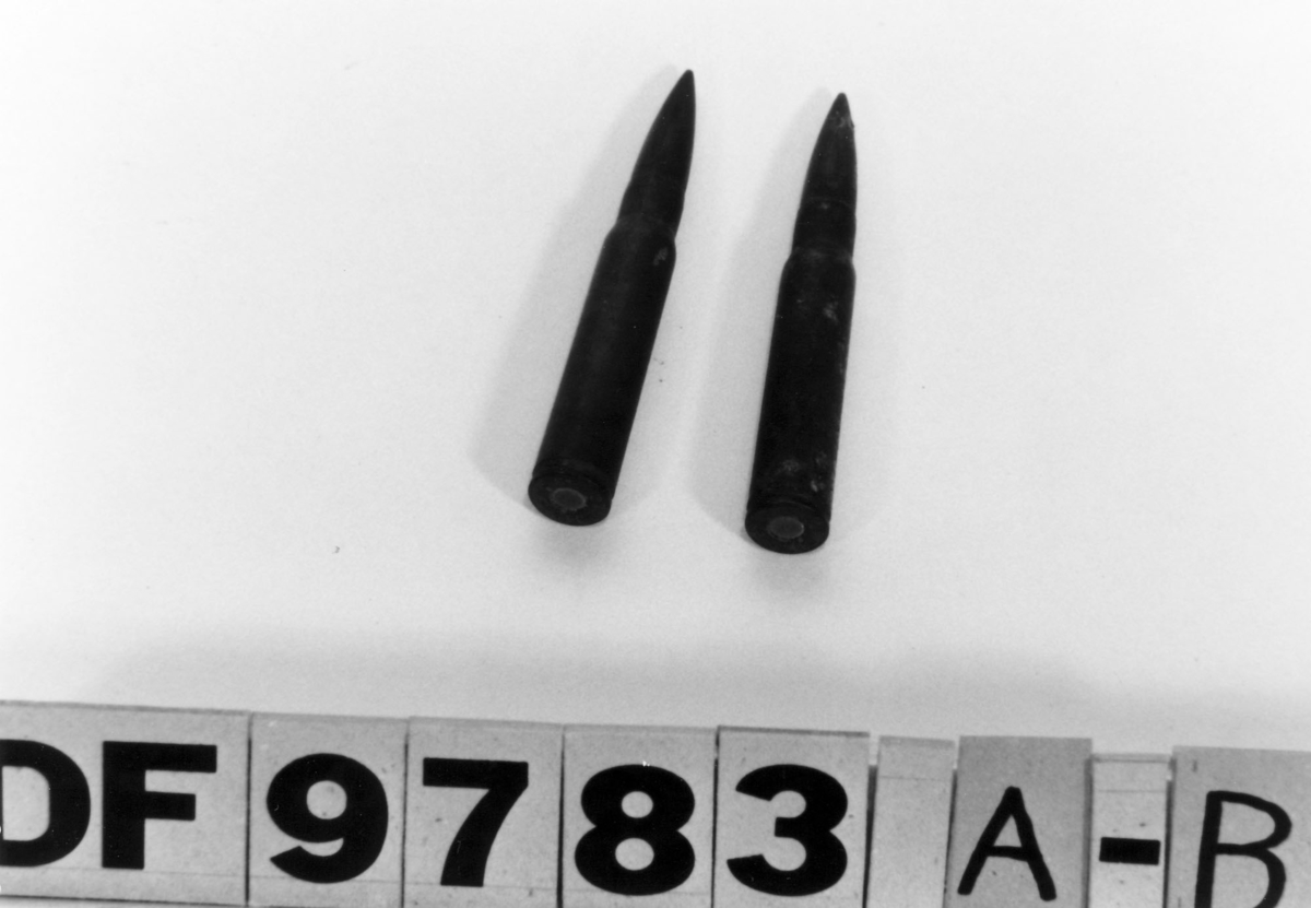 To tyske mauserpatroner. Kaliber 7,92 mm.

Hylsene er av messing. Mantelen på spissene ligner en messing/kobberlegering.