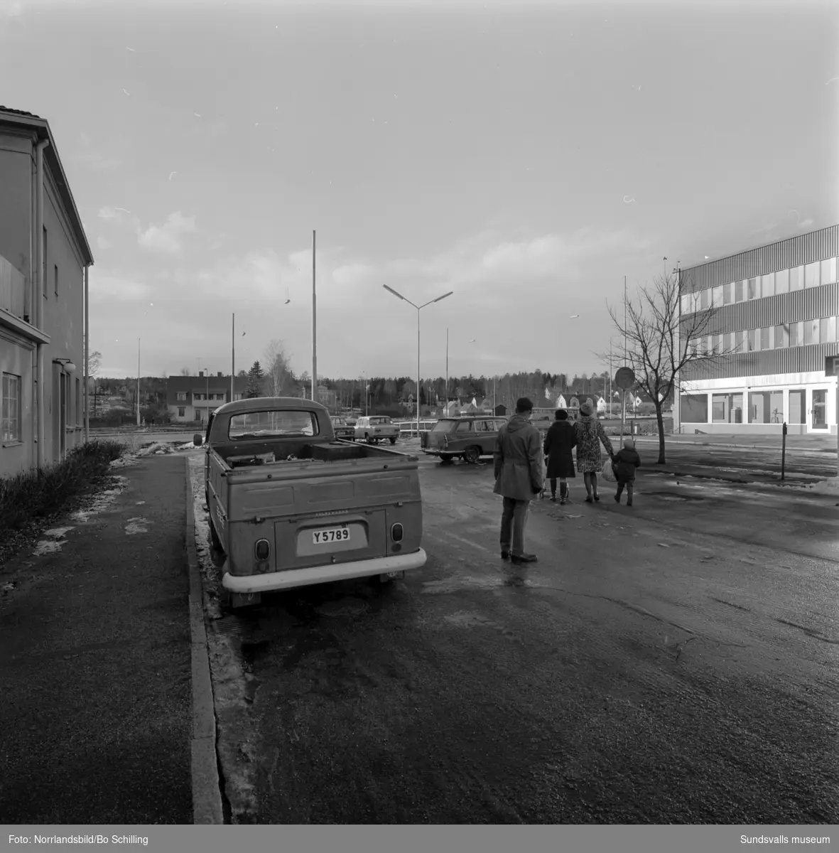 Två bilder från Skönsberg tagna västerut från Medborgargatan öster om motorvägen mot Riddargatan och kvarteren Läkaren och Veterinären.