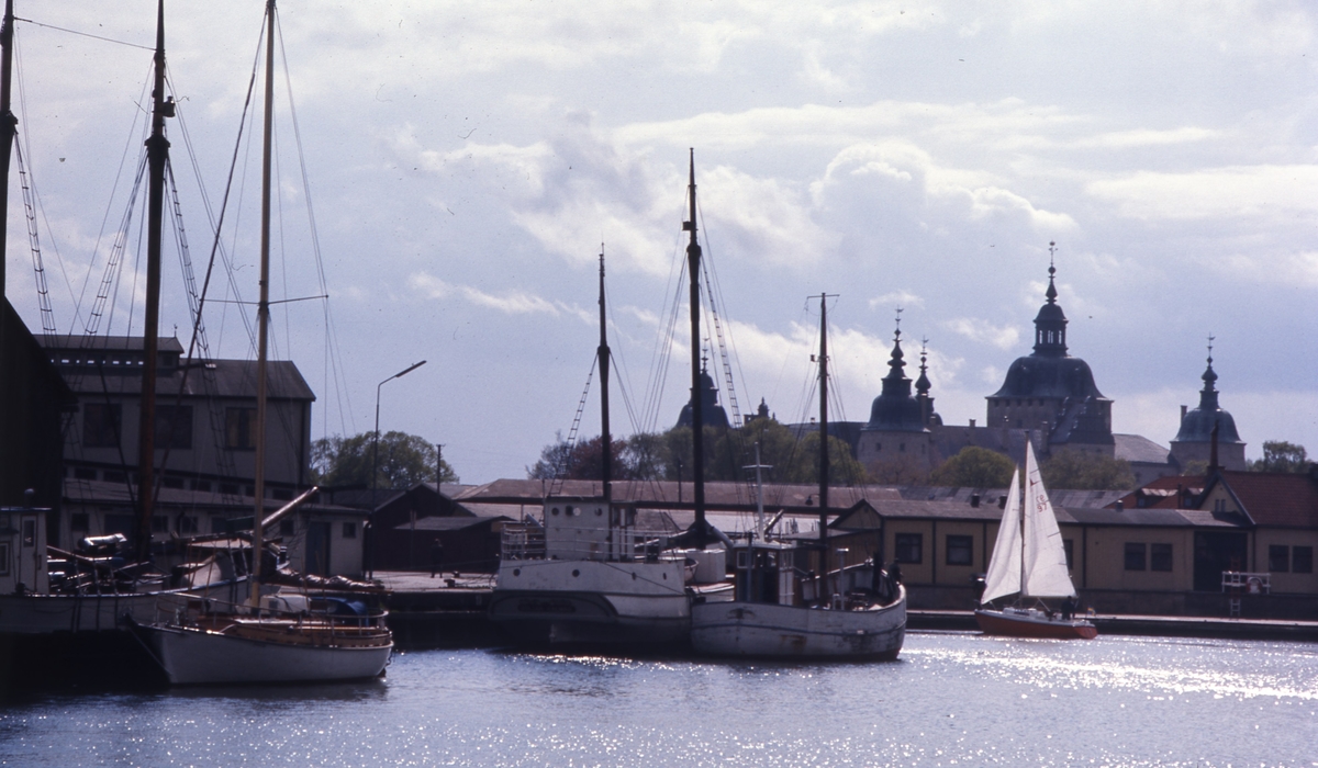 Bilden visar det inre av Kalmar gästhamn, det som en gång var Ölandshamnen. Dit kom skutorna med fisk och senare avgick färjorna därifrån, innan de flyttade till färjeläget bakom packhusen.