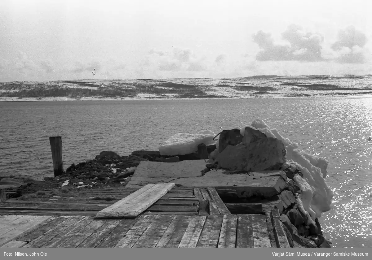 Kaia i Gornitak som er delvis brutt i stykker av fjordisen. Angsnes i bakgrunnen. 1967.