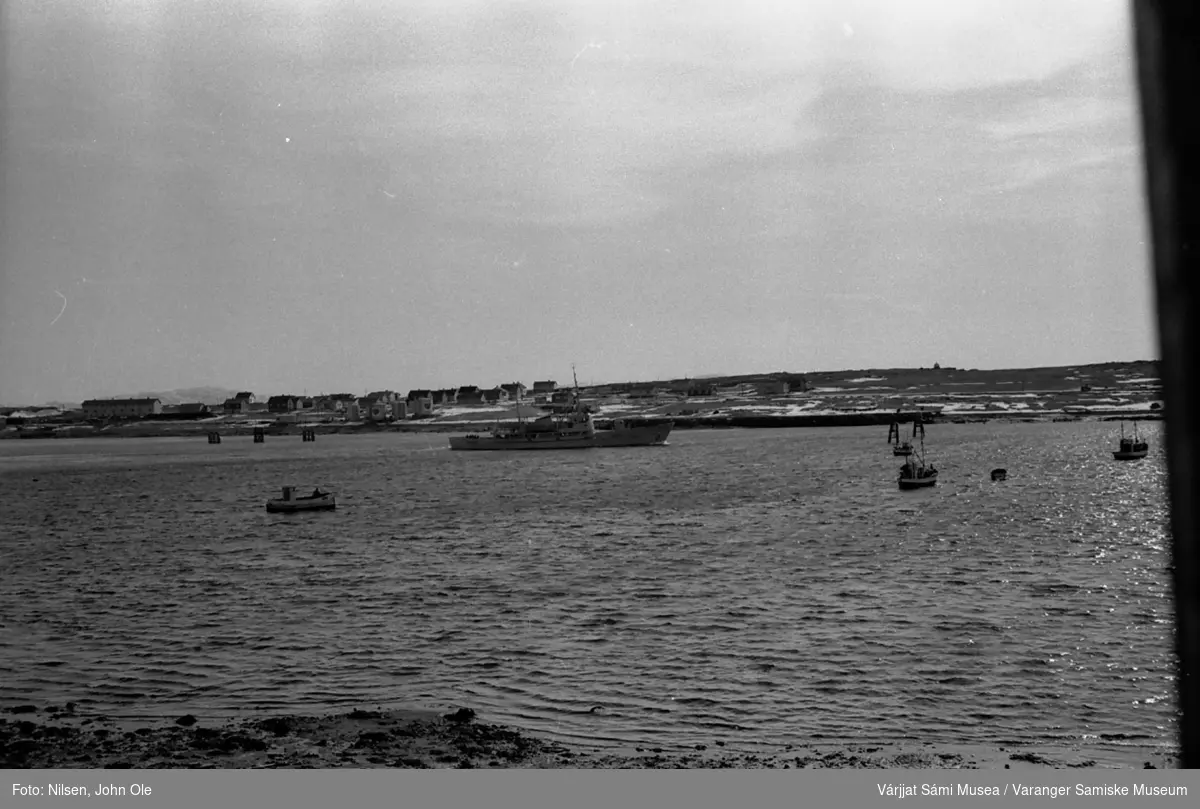 Vadsøya sett fra fastlandet. En båt er på vei ut fra havna. 1967