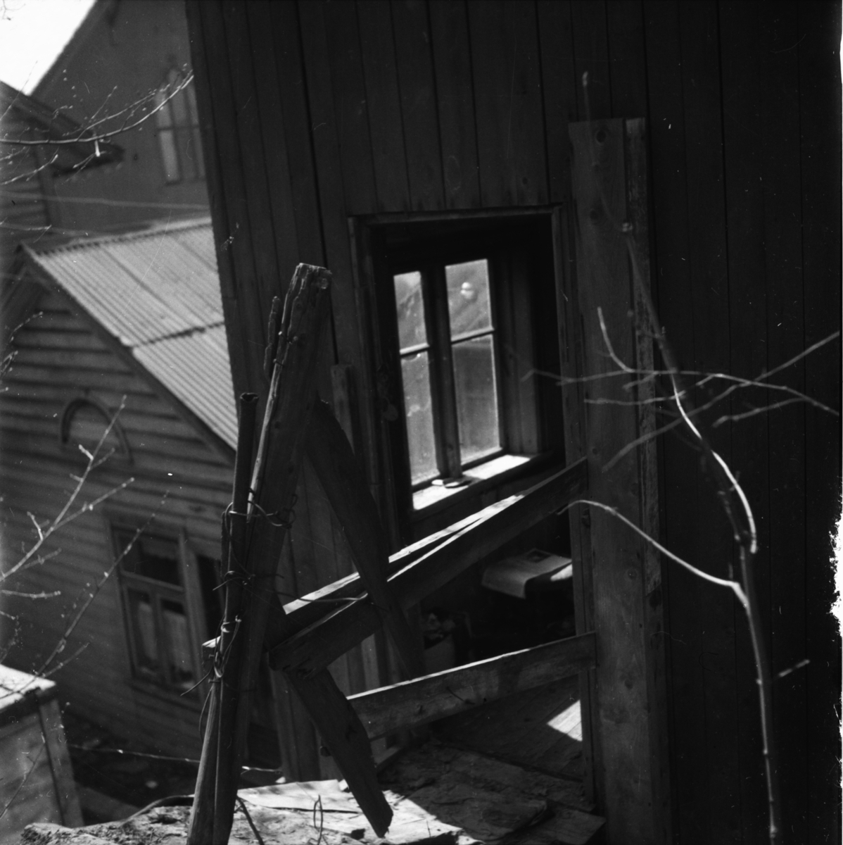 Vardens arkiv. "Elendige boligforhold i Skien"  28.04.1954