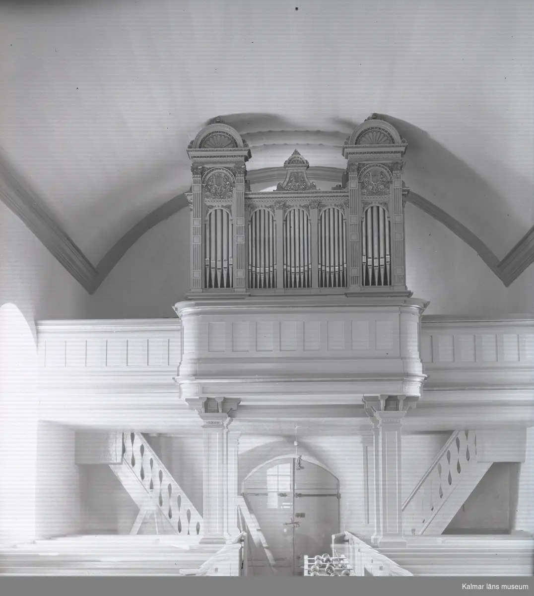 Interiör av kyrkan med orgelläktaren.