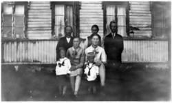 Her sitter familien Martinsen- Mathisen samlet. Bakerste rek