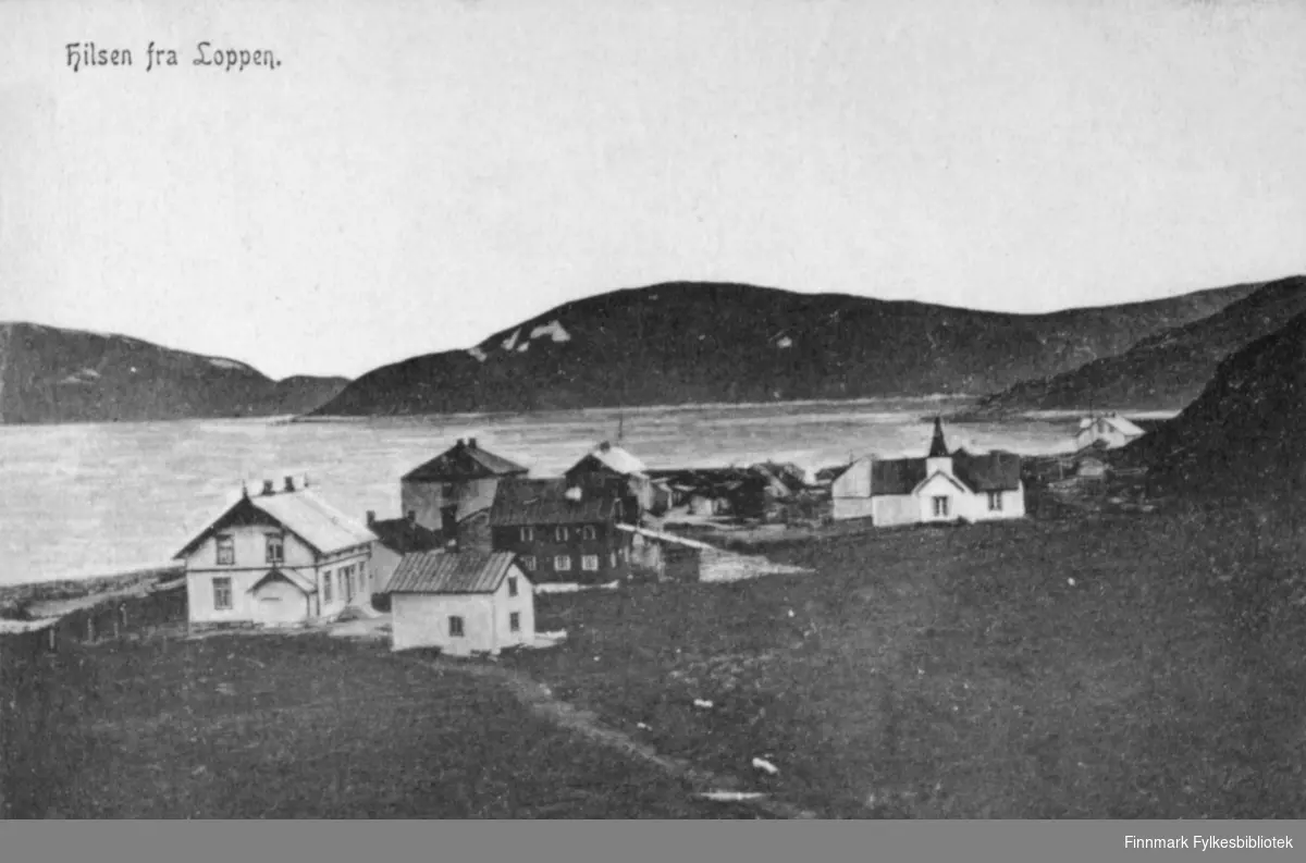 Postkort med trykt tekst: "Hilsen fra Loppen".  Loppa kirkested 1903.