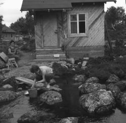 Turid Karikoski og Maija - etternavn ukjent - fotografert en