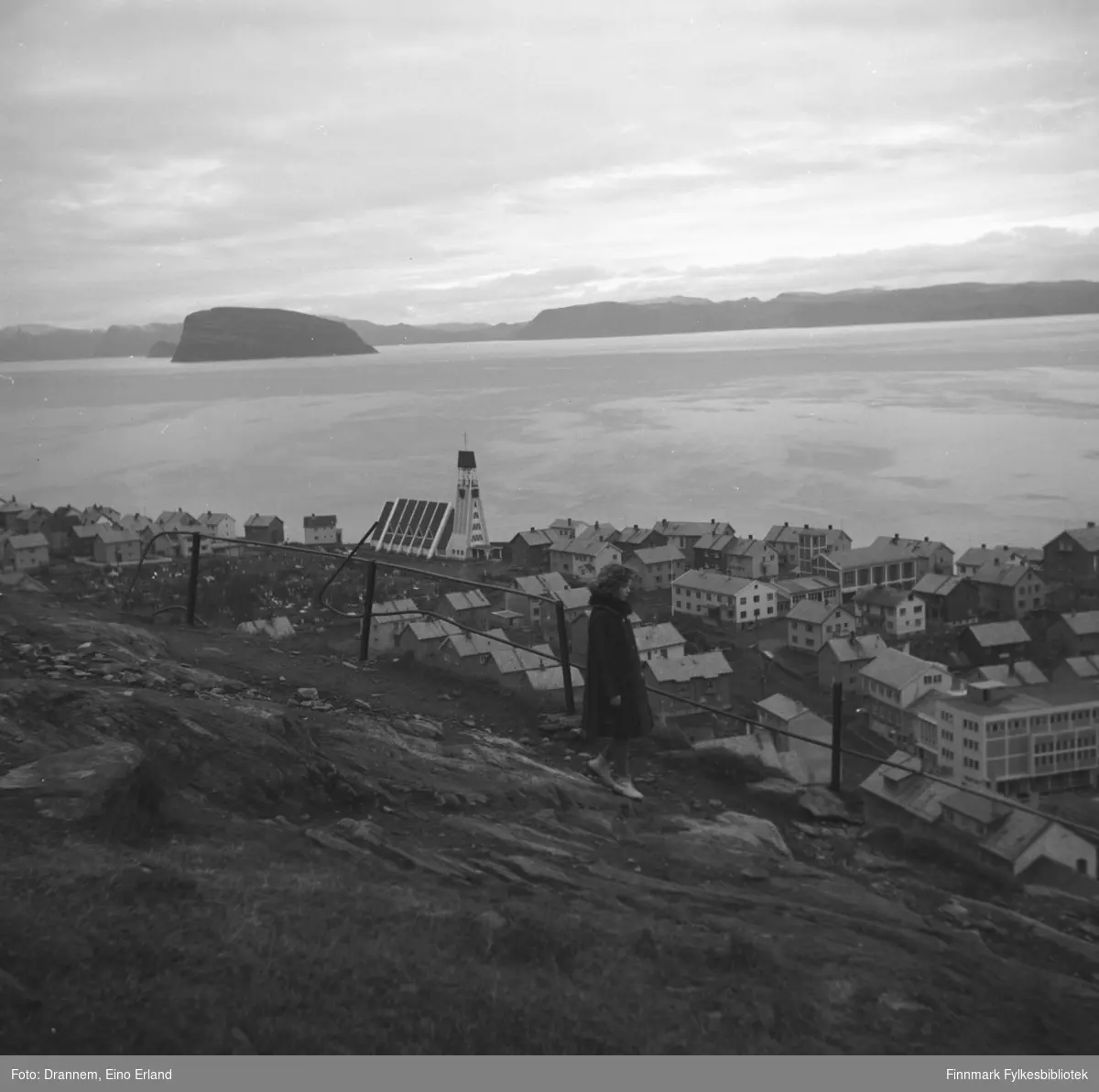 Oversiktsbilde over Hammerfest sentrum/Haugen tatt fra fjellet Salen. Øya Håja ses i bakgrunnen.