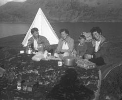 Fire personer er på tur i terrenget rundt Hammerfest. De er 