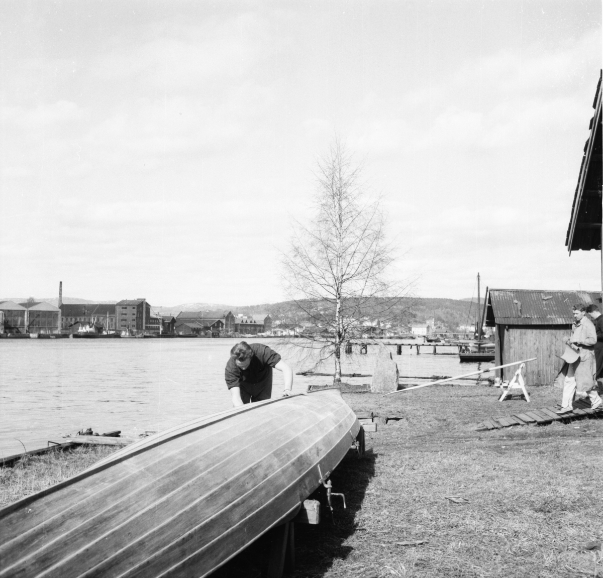 Vardens arkiv. "Roklubben i Porsgrunn" 24.04.1954