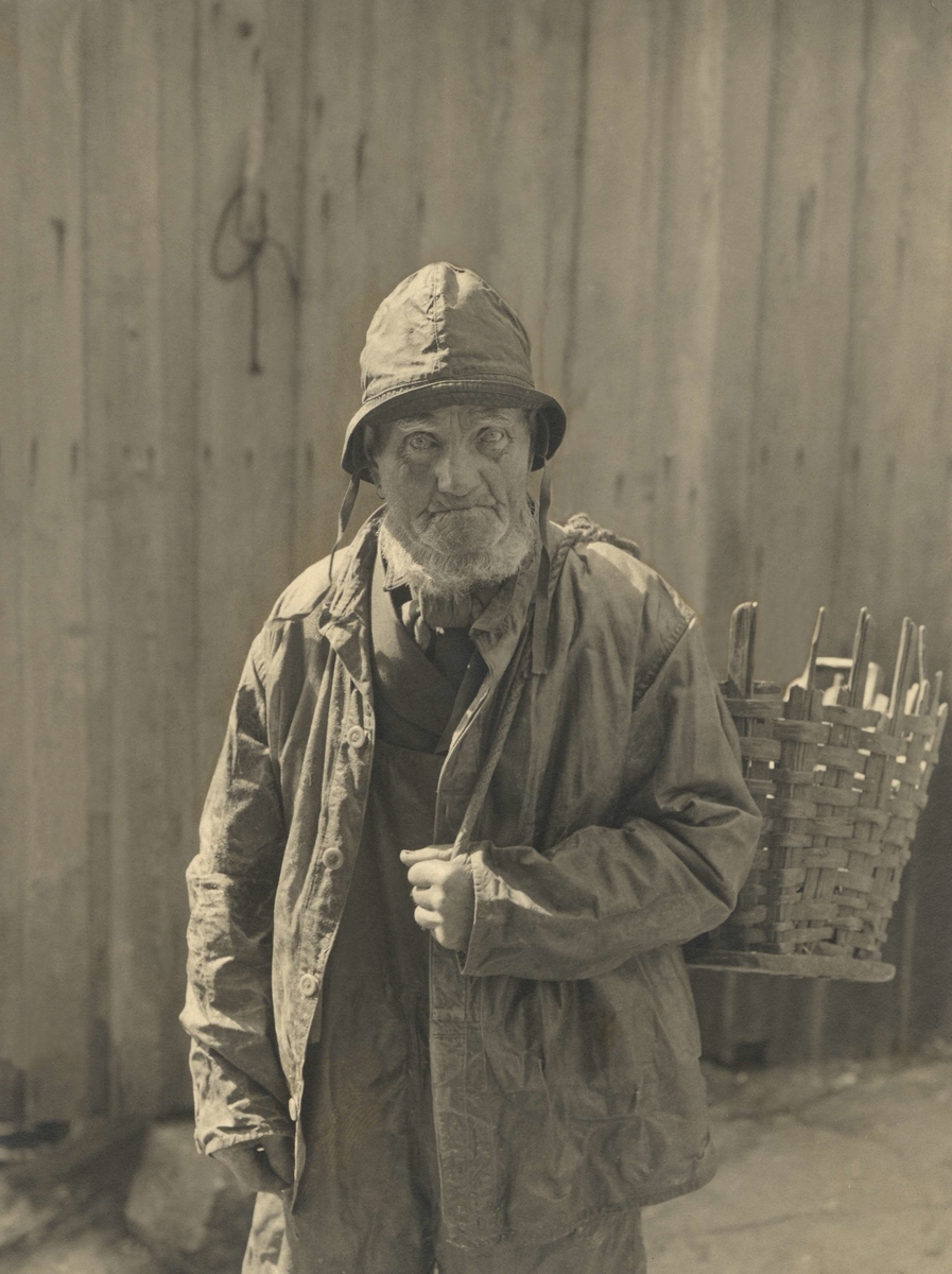 En gammal fiskare med en korg på ryggen, Smögen i Göteborgs län