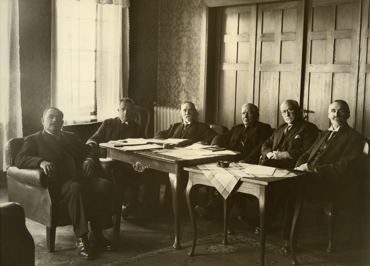 Ukjent gruppe menn, kanskje på 1920- eller 30-tallet. Nummer 3 fra venstre er antakelig William Martinussen, ordfører i Bø i Vesterålen.