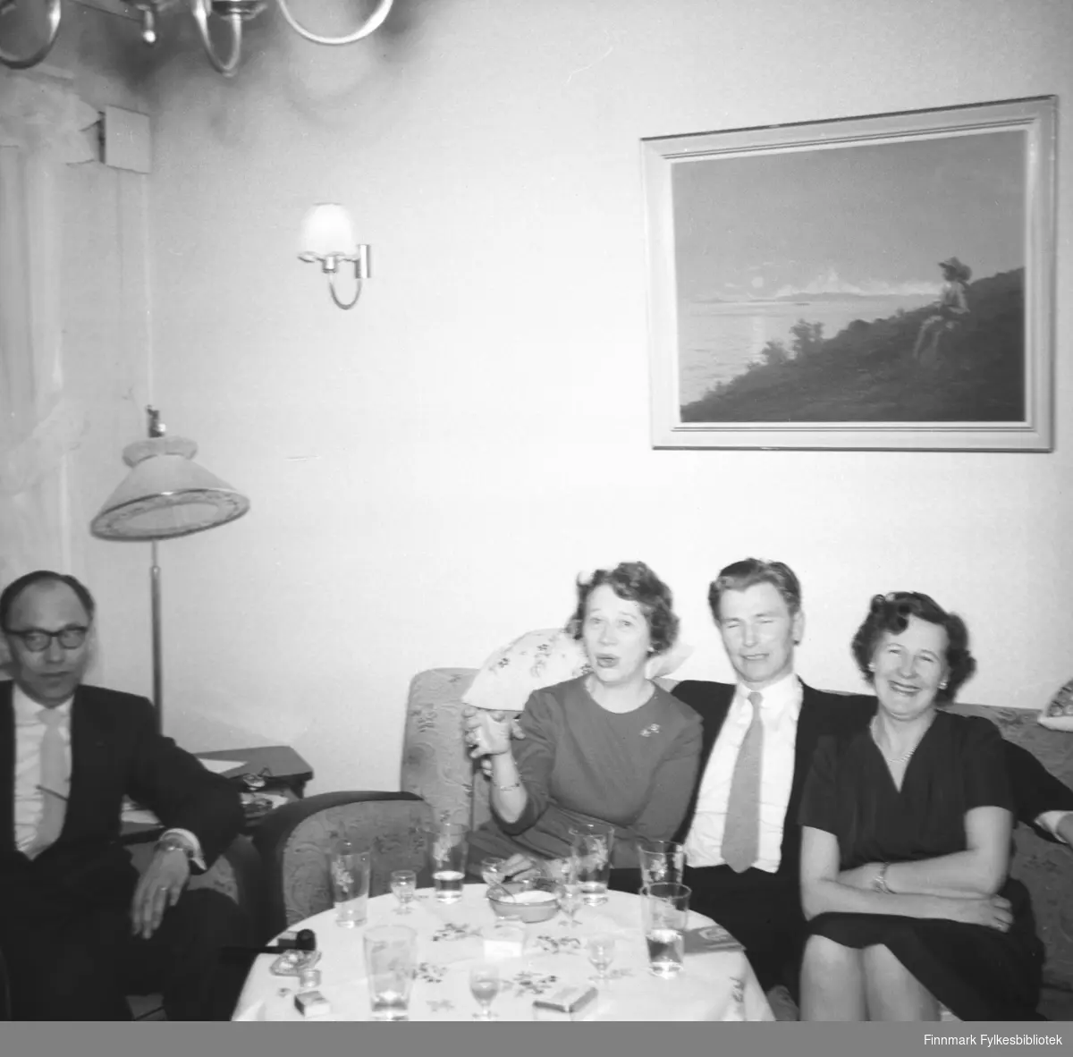 Fire personer samlet i Drammems leilighet i Hammerfest. Helt til høyre på bildet sitter Reidun Sørensen og ved siden av henne sitter Eino. De andre to er ukjente.