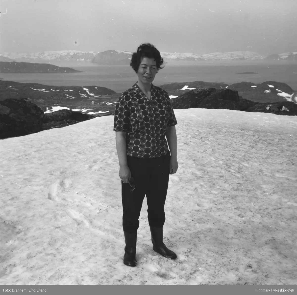 Jenny Drannem fotografert på et snødekt fjell. Terrenget tyder på at bildet er tatt på Kvaløya utenfor Hammerfest.