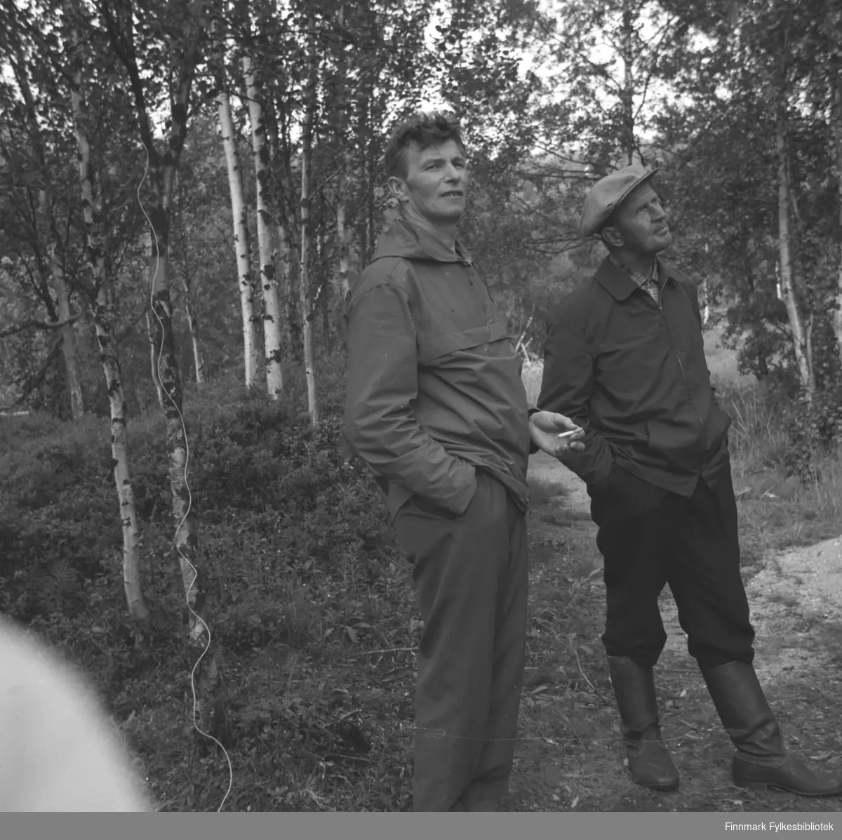 Eino Drannem og Uuno Lappalainen fotografert  i skogen i Neiden.